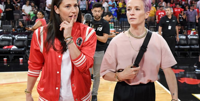 Звезда футбола Меган Рапино и звезда WNBA Сью Берд объявили о помолвке